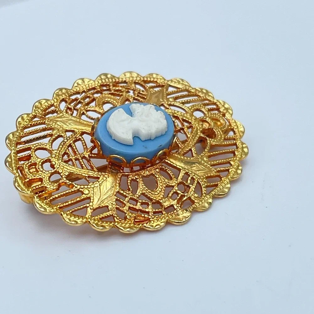 Vintage 90s Cameo Brooch Gold Tone Filigree Oval Victorian Style‎ Pin Jewelry